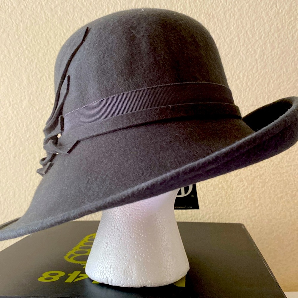 Giovannio New York grey wool wide brim cloche, with dramatic sexy side tilt
